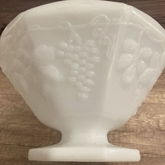 Vintage Panel Grape Milk Glass Large Wide Scallop Compote Bowl Pedestal Footed - Picture 8 of 10